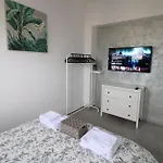 Serenity Heights Apartment: A Panoramic Haven Near Old Town - Free Minibar