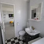 Serenity Heights Apartment: A Panoramic Haven Near Old Town - Free Minibar Lejlighed *
