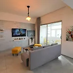 Serenity Heights Apartment: A Panoramic Haven Near Old Town - Free Minibar Lejlighed