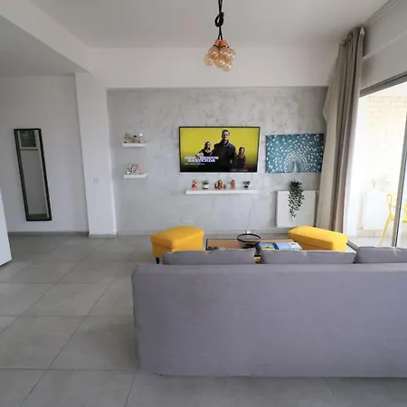 Serenity Heights Apartment: A Panoramic Haven Near Old Town - Free Minibar Apartament