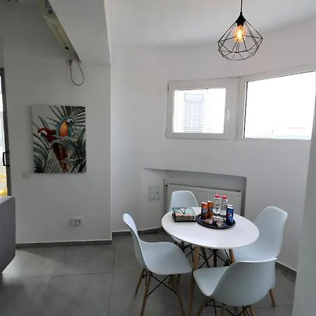 Serenity Heights Apartment: A Panoramic Haven Near Old Town - Free Minibar Bukareszt