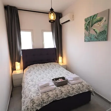 Serenity Heights Apartment: A Panoramic Haven Near Old Town - Free Minibar *