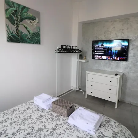 Serenity Heights Apartment: A Panoramic Haven Near Old Town - Free Minibar