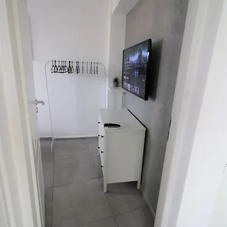 Serenity Heights Apartment: A Panoramic Haven Near Old Town - Free Minibar