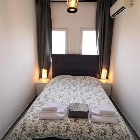 Serenity Heights Apartment: A Panoramic Haven Near Old Town - Free Minibar