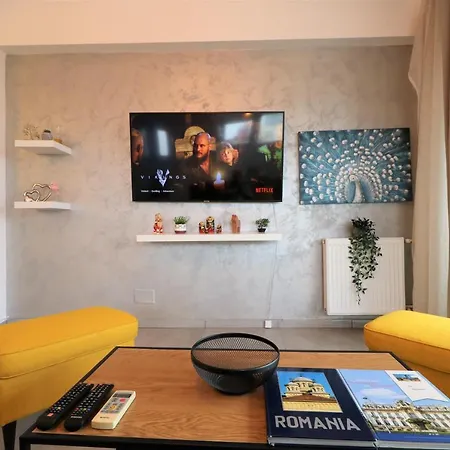 Serenity Heights Apartment: A Panoramic Haven Near Old Town - Free Minibar *