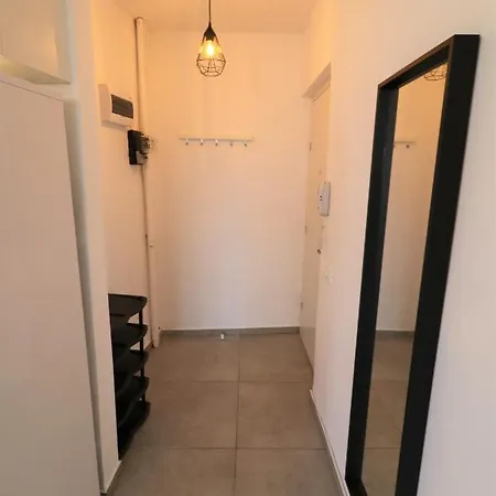 Serenity Heights Apartment: A Panoramic Haven Near Old Town - Free Minibar *