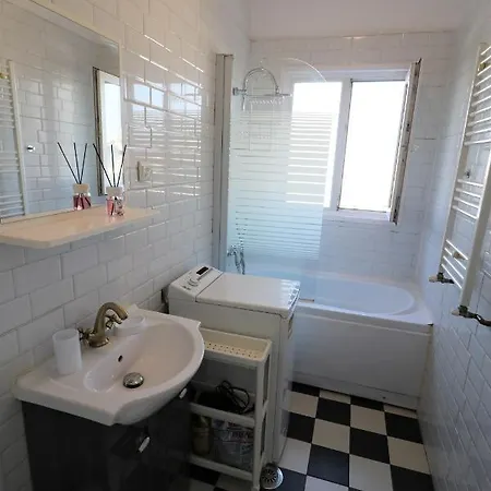 Serenity Heights Apartment: A Panoramic Haven Near Old Town - Free Minibar Apartment *