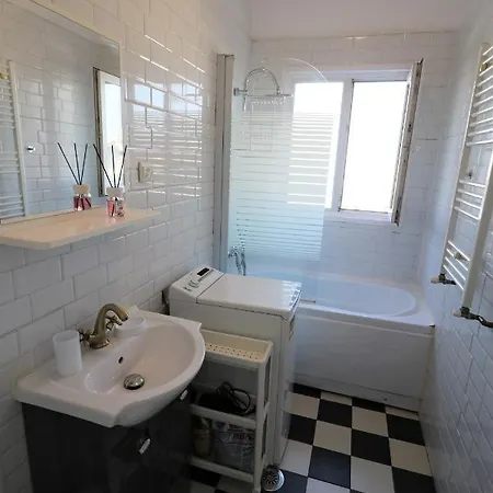 Serenity Heights Apartment: A Panoramic Haven Near Old Town - Free Minibar Appartement *