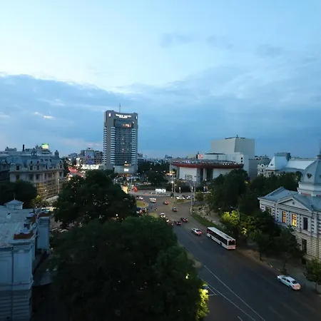 Serenity Heights Apartment: A Panoramic Haven Near Old Town - Free Minibar Apartment Bukarest