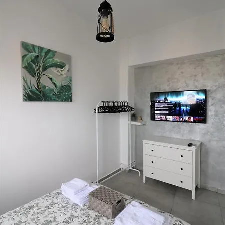 Serenity Heights Apartment: A Panoramic Haven Near Old Town - Free Minibar