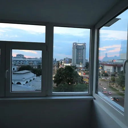 Serenity Heights Apartment: A Panoramic Haven Near Old Town - Free Minibar *