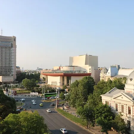 Serenity Heights Apartment: A Panoramic Haven Near Old Town - Free Minibar