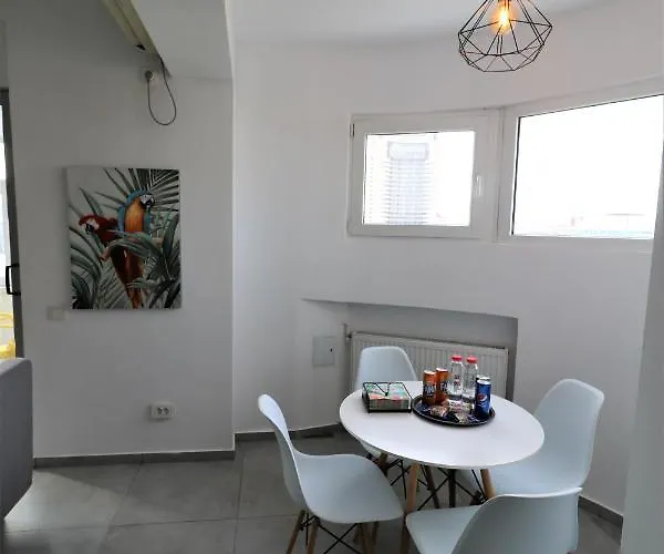 Serenity Heights Apartment: A Panoramic Haven Near Old Town - Free Minibar 布加勒斯特