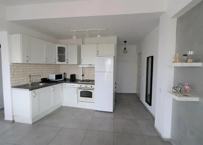 Apartman Serenity Heights Apartment: A Panoramic Haven Near Old Town - Free Minibar *