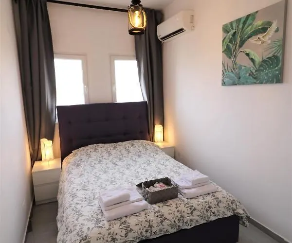 Serenity Heights Apartment: A Panoramic Haven Near Old Town - Free Minibar *