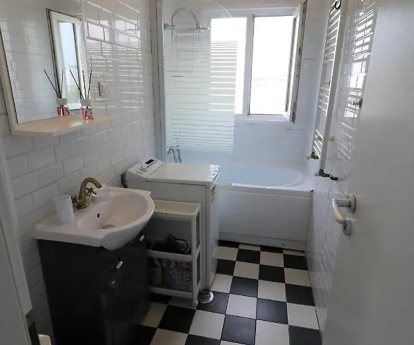 Apartman Serenity Heights Apartment: A Panoramic Haven Near Old Town - Free Minibar *