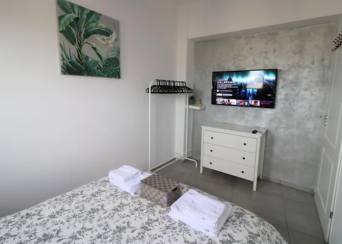 Serenity Heights Apartment: A Panoramic Haven Near Old Town - Free Minibar