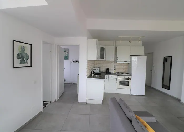 Serenity Heights Apartment: A Panoramic Haven Near Old Town - Free Minibar 布加勒斯特