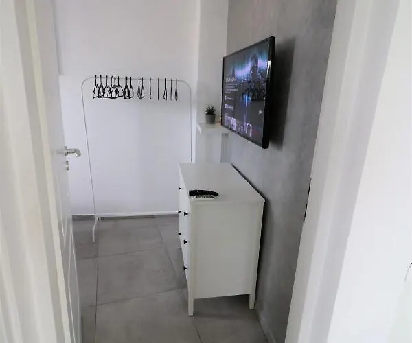 Serenity Heights Apartment: A Panoramic Haven Near Old Town - Free Minibar