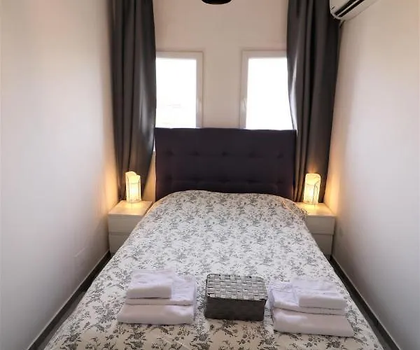 Serenity Heights Apartment: A Panoramic Haven Near Old Town - Free Minibar