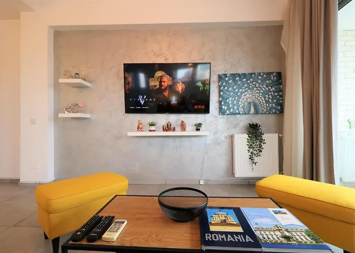 Serenity Heights Apartment: A Panoramic Haven Near Old Town - Free Minibar *