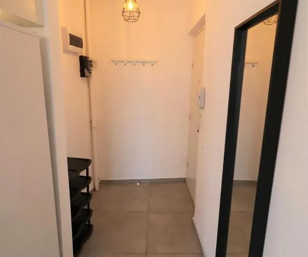 Serenity Heights Apartment: A Panoramic Haven Near Old Town - Free Minibar *