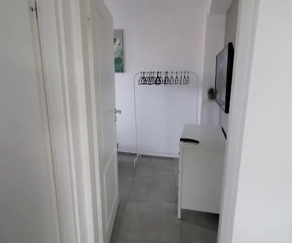 Serenity Heights Apartment: A Panoramic Haven Near Old Town - Free Minibar Apartman *