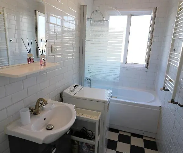 Serenity Heights Apartment: A Panoramic Haven Near Old Town - Free Minibar Apartman *