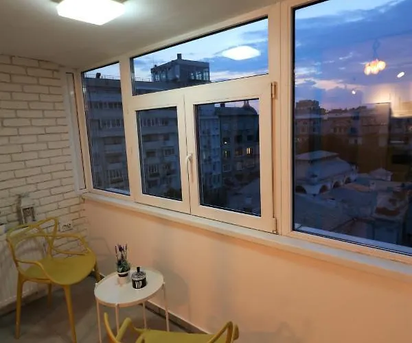 Apartman Serenity Heights Apartment: A Panoramic Haven Near Old Town - Free Minibar Bukarest