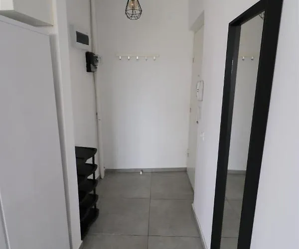 Serenity Heights Apartment: A Panoramic Haven Near Old Town - Free Minibar 布加勒斯特