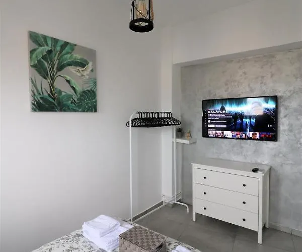 Serenity Heights Apartment: A Panoramic Haven Near Old Town - Free Minibar