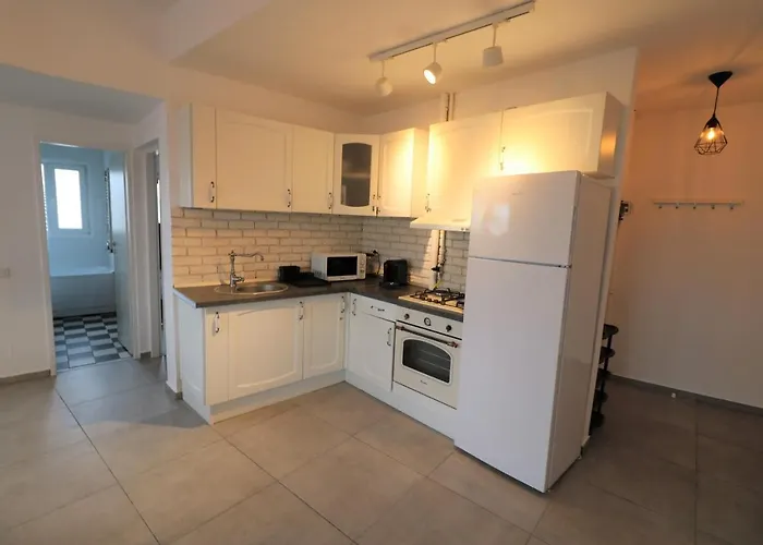 Serenity Heights Apartment: A Panoramic Haven Near Old Town - Free Minibar * Bukarest