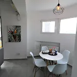Serenity Heights Apartment: A Panoramic Haven Near Old Town - Free Minibar بوخارست