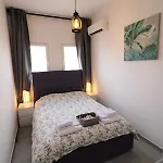 Serenity Heights Apartment: A Panoramic Haven Near Old Town - Free Minibar *