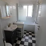 شقة Serenity Heights Apartment: A Panoramic Haven Near Old Town - Free Minibar *