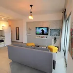 Serenity Heights Apartment: A Panoramic Haven Near Old Town - Free Minibar بوخارست