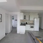 Serenity Heights Apartment: A Panoramic Haven Near Old Town - Free Minibar بوخارست