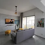 Serenity Heights Apartment: A Panoramic Haven Near Old Town - Free Minibar شقة *