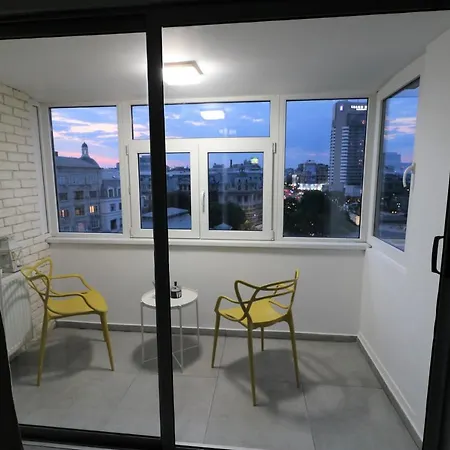 Serenity Heights Apartment: A Panoramic Haven Near Old Town - Free Minibar شقة بوخارست