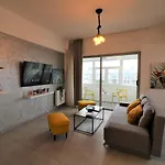 Serenity Heights Apartment: A Panoramic Haven Near Old Town - Free Minibar * Bukurešť